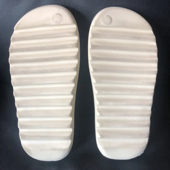 *Used* Yeezy Slides size 5 - Picture 3 of 3